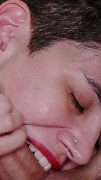 Facciale disordinato mentre mi morde il cazzo