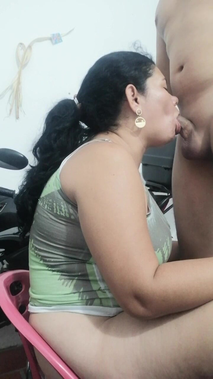 Valkyrie and Luigy Couple: Người phụ nữ bú cu với áo blouse màu xanh lá...