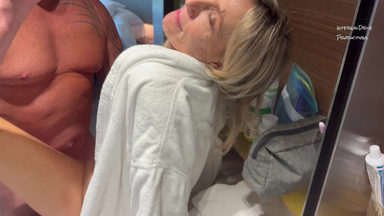 InternalDrive: GILF Cachonda Se La Follan En El Fregadero En España