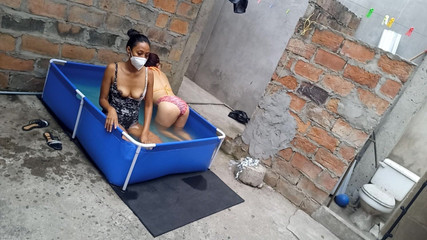 NEGRITA SEXY: Mój sąsiad jest w basenie w bardzo kuszącym i seksownym...