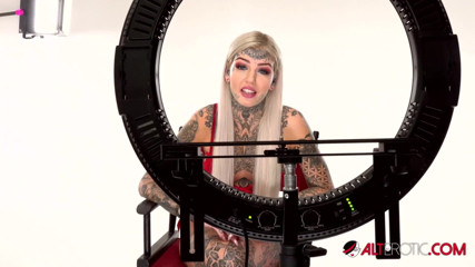 Alt Erotic: Interviu din culise cu bomba australiană tatuată Amber Luke