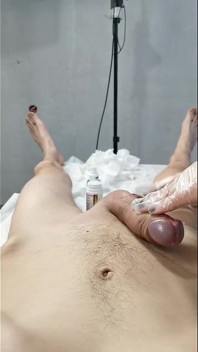 Il ragazzo è venuto due volte durante la ceretta Sborrata a mani libere.