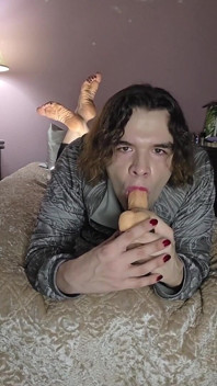 Femboy No Binario Hace Algo De Entrenamiento De Garganta Mientras Hace la Pose