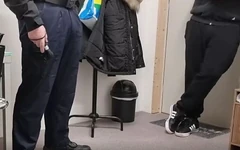 Une travailleuse de la sécurité séduite