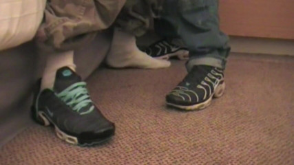 AMATOR PORN MADE IN FRANCE: Sneaker submission at the hotel with Flo and Enzo