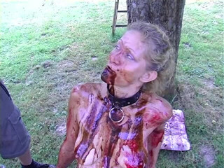 Lucky Wankerz: Schöne blondine spielt im freien mit ihrer fotze
