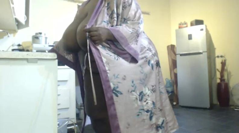 Legendary Booty Overdose: Watchon BBW Cooking with Vibrator in Pussy