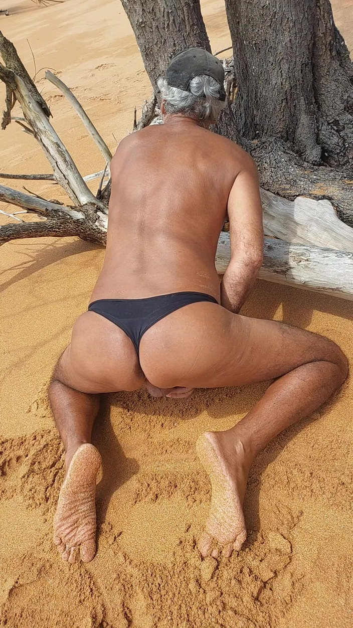 Ladysilvas: Ladysilva Sissy på stranden i trosor kommer knulla min heta...