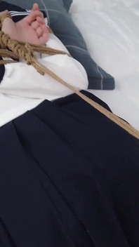 Ma copine est super rose et pieds nus, attachée dans un filet de corde, chatouillant