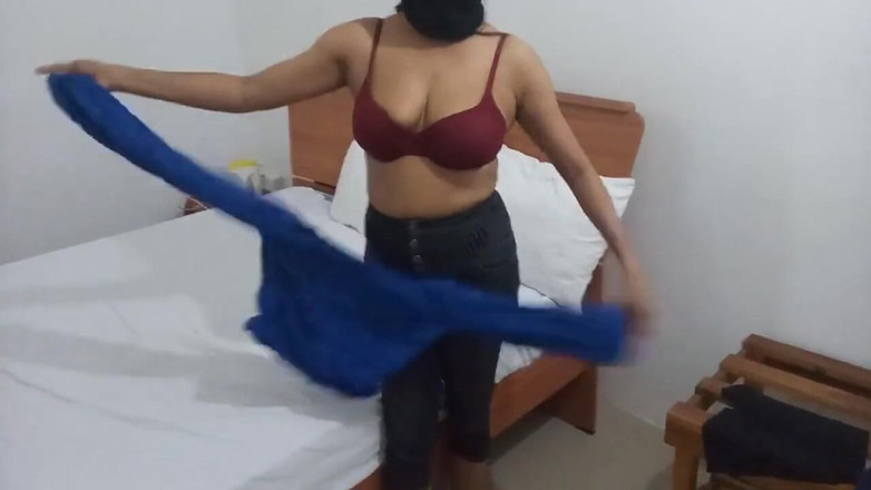 Miya White: Wanita India membuka pakaian di bilik dengan pepek besar dan...