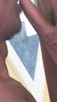 Büyük zenci yarağı azgın sarışın travesti ile otelde ırklararası seks yapıyor
