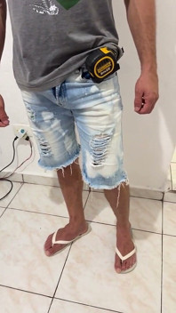 O empregado recebeu seu pagamento fazendo sexo com a mulher trans até ele chegar.