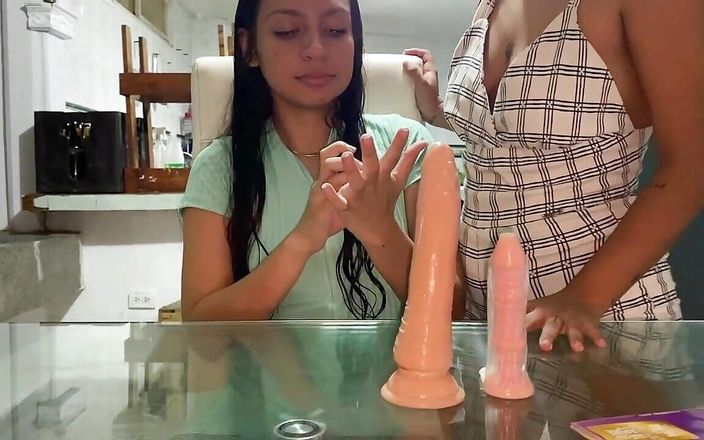 DAYANNA: 当那个富有的婊子给我看杂志时，我把手指伸进她的阴户并挤奶