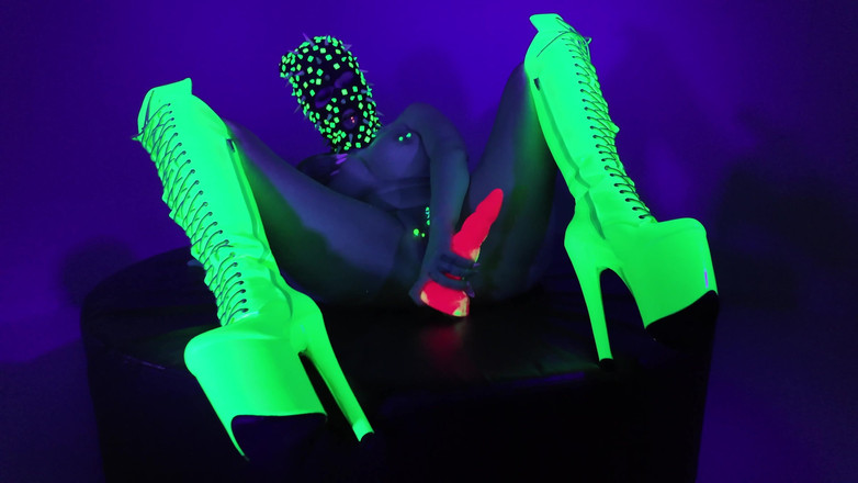 EdgesOfReality: 네온 섹스 솔로 호평