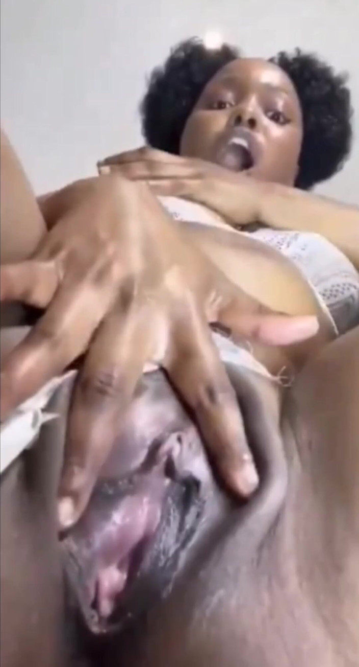 Super sexy ebony cuties: Aku lagi asik ngusap memekku di balik kameravu