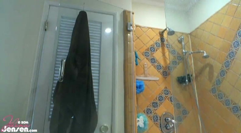 Jelena Jensen: Jelana jensen si masturba in doccia