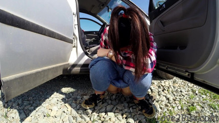 Love 2 Piss: Sie wird fast beim pinkeln vor einem auto erwischt