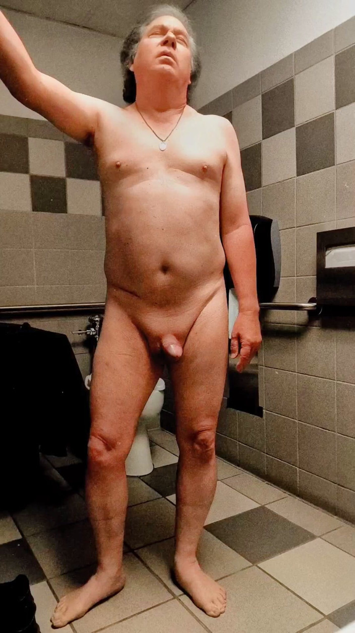 American_Nudist: American_nudist: umumi tuvalette boşalıyor
