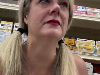 Faire du shopping seul. Quelque chose est en moi. Entièrement habillée