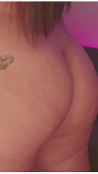 Latina met grote kont masturbeert met een anale plug in de kont