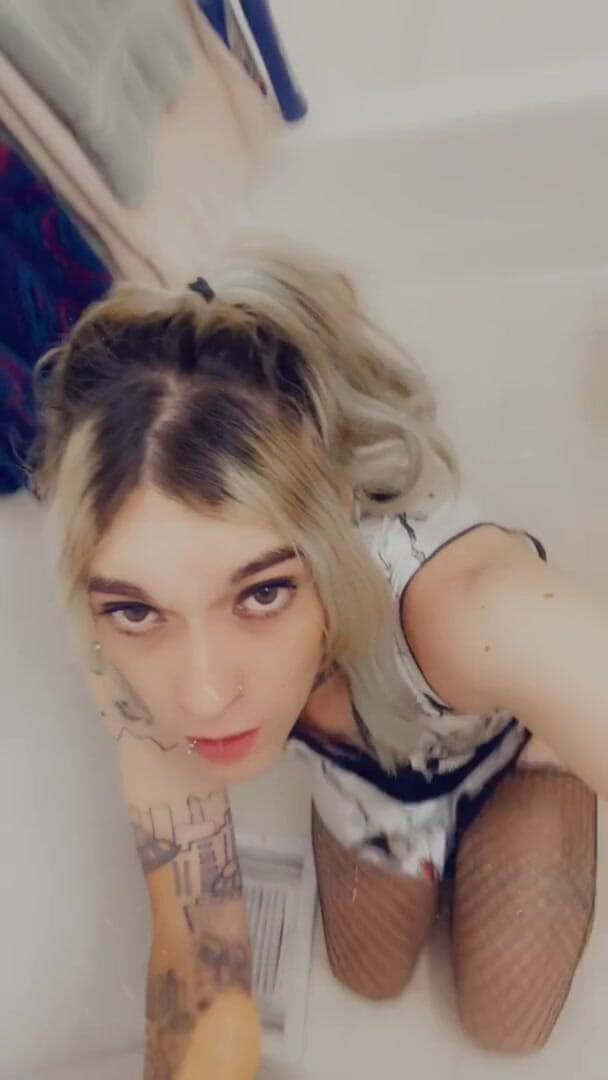 CarmenMelatonin: Gagica kimono vrea să se joace