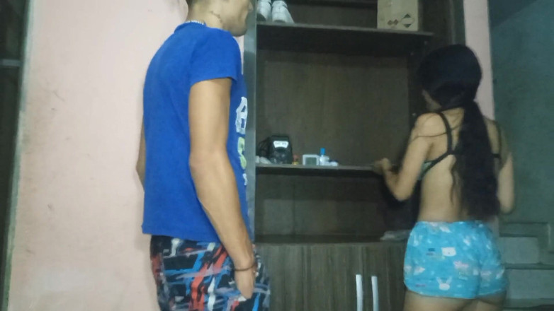 gledyxxx: Arrivo e trovo la mia sorellastra che pulisce la stanza...