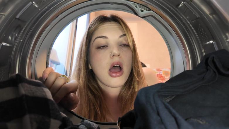 Elnonohub: I Find My Stepsister Wanting to Do Laundry in the...