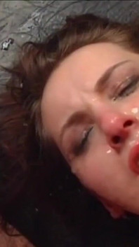 Une fille excitée sexy avec un beau corps se fait baiser par ses amis à la bite bien dure et est soumise
