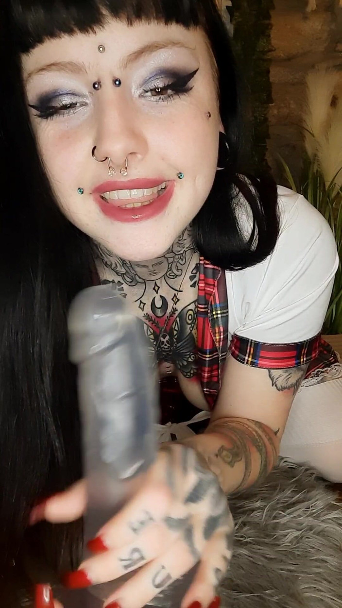 Yourfavecumslut: Готшолдівка їздить на ділдо