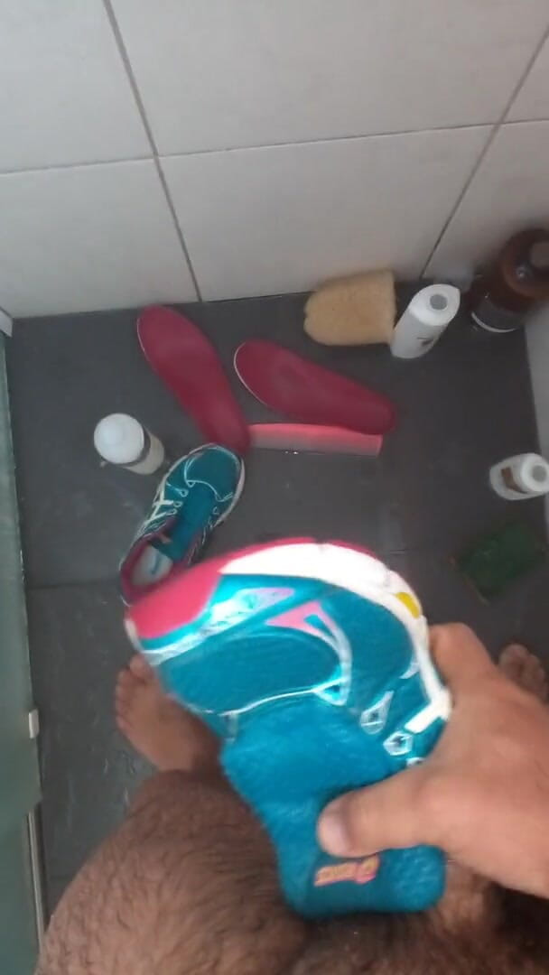 Sneakerfetish_BR: Des baskets baisent des asics dans la salle de bain