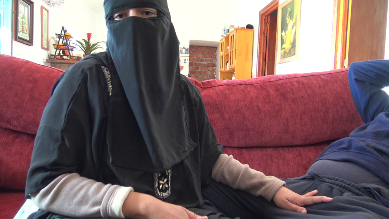 Souzan Halabi: 黎巴嫩戴绿帽子的妻子邀请大黑屌的非洲男人来她家