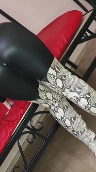 Pvc catsuit, farklı çizmeler, gırtlağına kadar alma