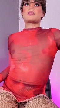 Ken Menari Seksi Untuk Anda Dengan Gaun Merah, Dan Memantulkan Pantatnya