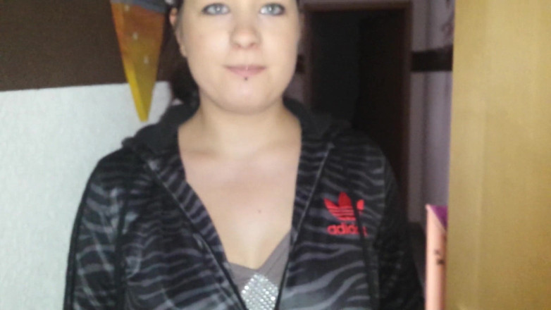 Caralia Deluxe: Hot brunette is ready for a steamy blowjob