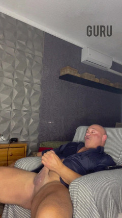 Mr. Guru: Wank Solo doma Líbí se mi toto tričko