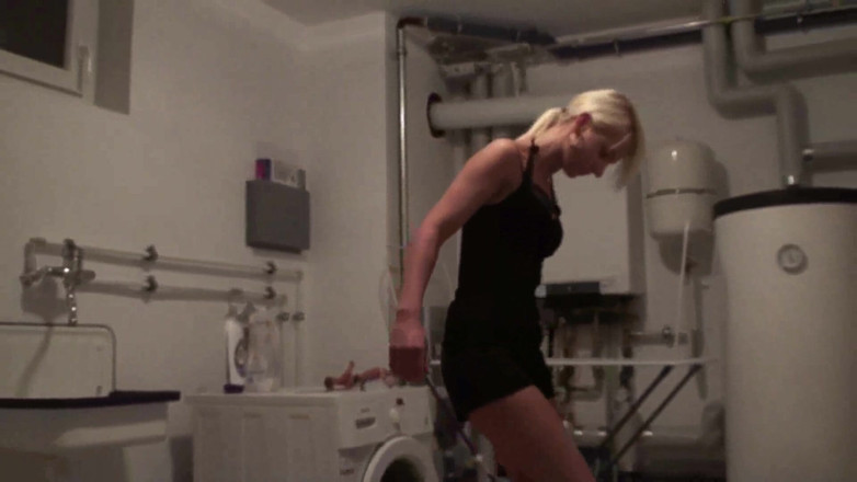 Foot Girls: Drcená blondýnka si hraje se svými vysokými podpatky