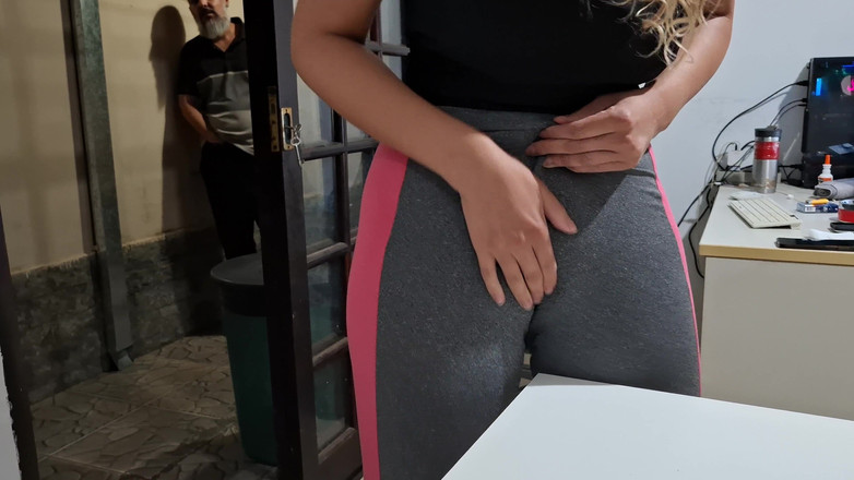 Gabi SweetCouplesStories: Masturbuje její stydké pysky na stole s pomocí souseda