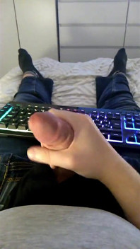 Una sega veloce e sborrata nei miei jeans mentre gioca
