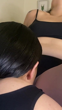 Người bạn thân nhất của tôi ăn âm hộ của tôi ướt át cho đến khi tôi đến