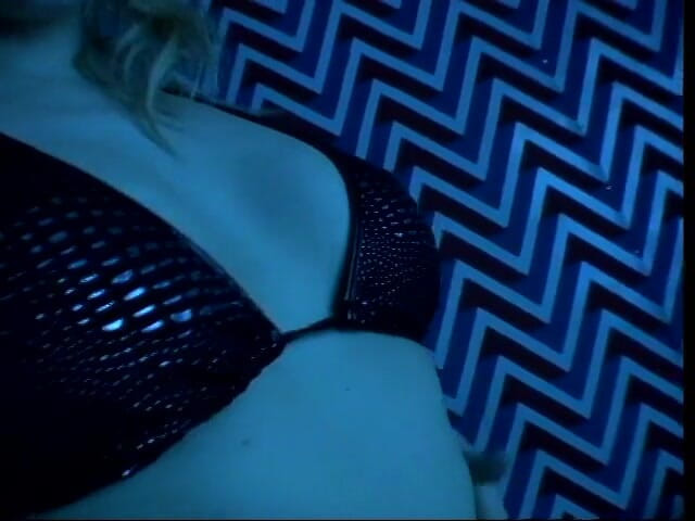 Butt Paradise: Cette blonde en résille aime s'enrouler la chatte pendant que...