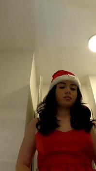 Calda fidanzata piccola sexy in un mini abito rosso per Capodanno e Natale esibizionismo figa e culo nudo in bagno