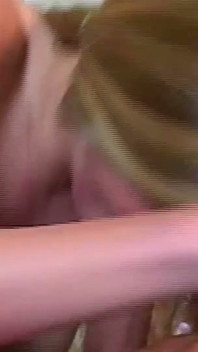 이 운이 좋은 남자에게 카우길러로 밸런스를 테스트하려고 하는 사랑스러운 Sweetie