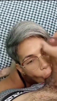 Mi hermanastro con su gran polla me folla y me llena la boca de semen