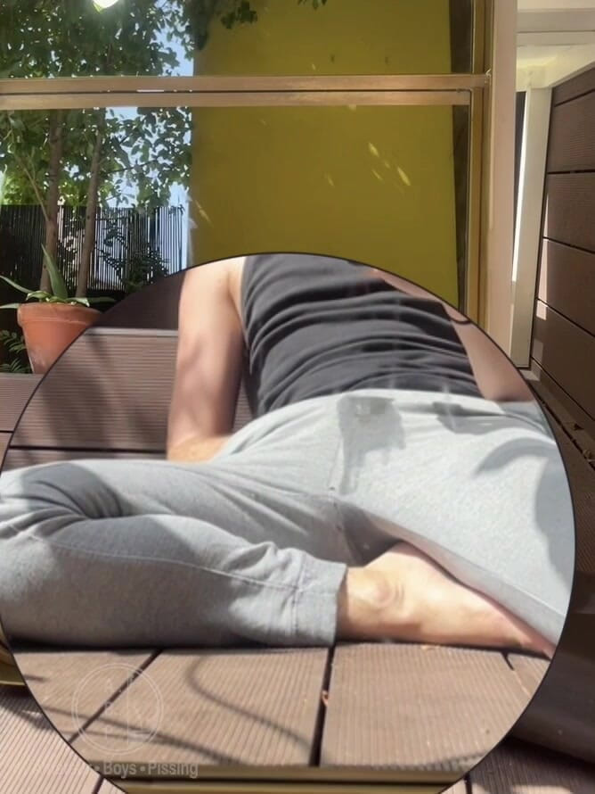 AmateurBoysPissing: Băiatul amator își udă pantalonii gri