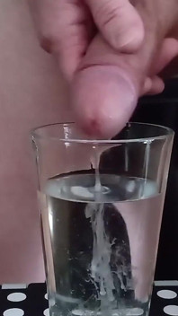 In ein glas heißem wasser kommen