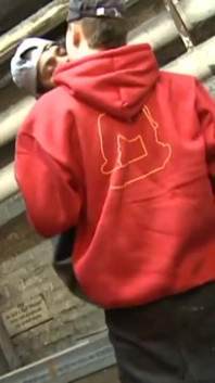 Coppia di skater interrazziali nel seminterrato di berlino scopa