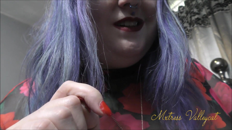 Mxtress Valleycat: Red nails and red lips