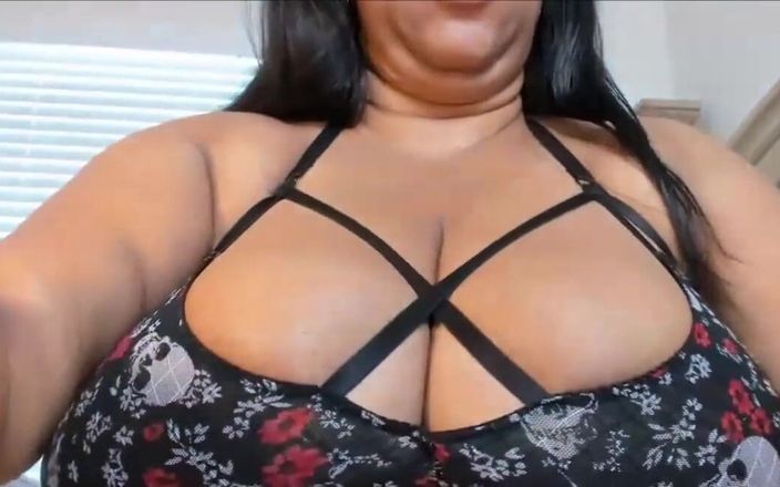 Josie4yourpleasure: Rất nhiều đánh đòn, một cái mông rất đỏ, hitachi, bú cu giả,...