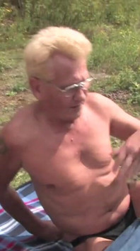 Зріла блондинка робить чудовий мінет на відкритому повітрі