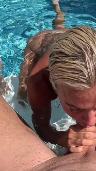 Matură sexy super fierbinte Tatiana Steele îi oferă lui Ian o muie cu vedere la persoana 1 în piscină